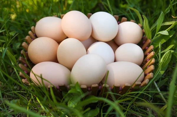 Frische Rohe Eier Holzkorb Auf Grünem Gras Oben Blick — Stockfoto