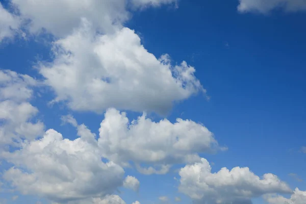Прекрасное Голубое Небо Белыми Пушистыми Облаками — стоковое фото