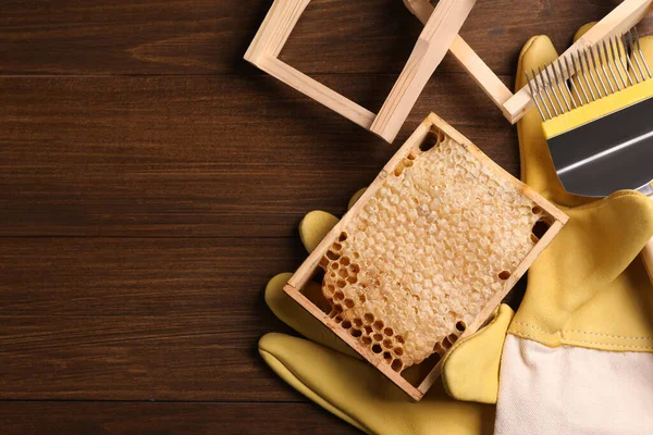 ハニカムフレームと木製のテーブル フラットレイアウト上の養蜂ツール テキストのスペース — ストック写真