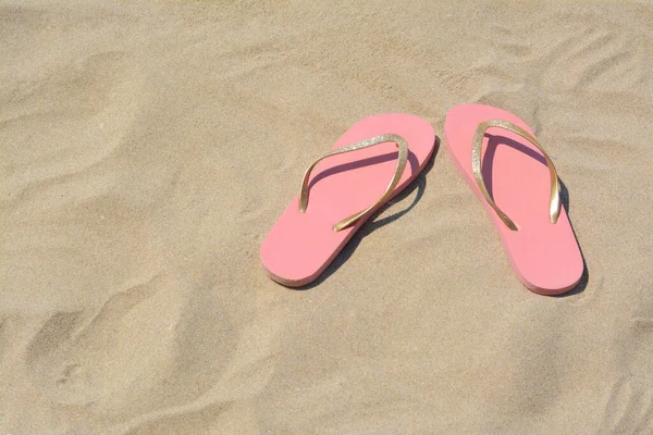 Stylische Rosa Flip Flops Auf Sand Platz Für Text — Stockfoto