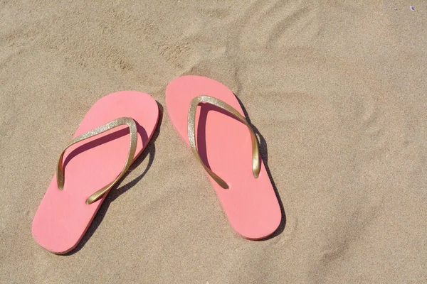 Stylish Pink Flip Flops Sand Flat Lay — 图库照片