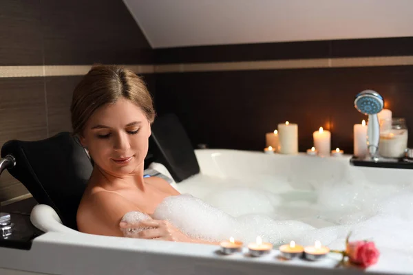 Hermosa Mujer Tomando Baño Burbujas Interior Ambiente Romántico —  Fotos de Stock