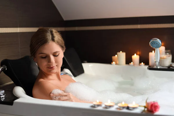 Belle Femme Prenant Bain Moussant Intérieur Ambiance Romantique — Photo