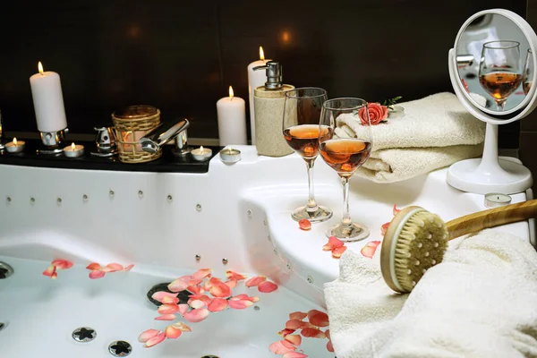Vasca Bagno Con Bicchieri Vino Candele All Interno Atmosfera Romantica — Foto Stock