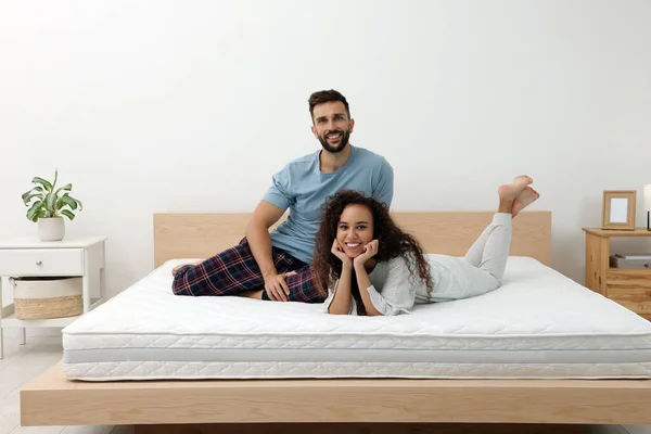 Gelukkig Paar Bed Met Comfortabele Matras Thuis — Stockfoto