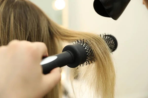 Güzellik Salonunda Müşterinin Saçını Kurutan Stilist Yakın Plan — Stok fotoğraf