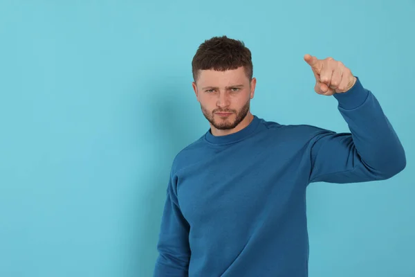 Aggressive Young Man Pointing Light Blue Background Space Text — Stock Photo, Image