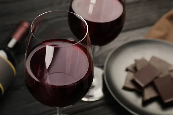 Vinho Tinto Saboroso Chocolate Mesa Madeira Preta Close — Fotografia de Stock
