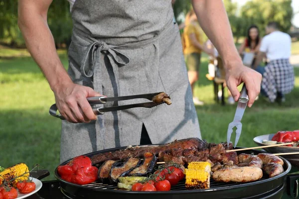 Férfi Főzés Hús Zöldségfélék Grill Szabadban Közelkép — Stock Fotó