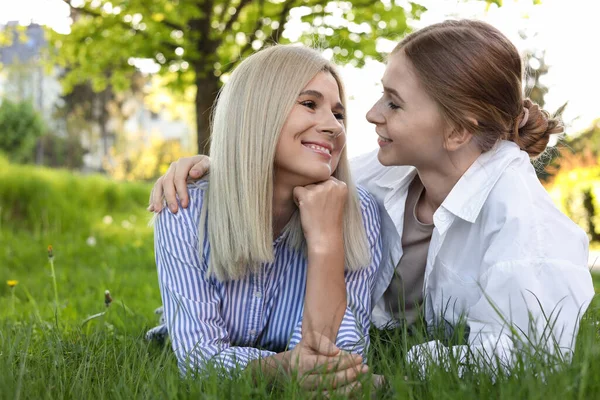 Mère Heureuse Avec Fille Sur Herbe Verte Dans Parc — Photo