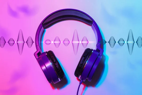 Modern Headphones Illustration Dynamic Sound Waves Color Background Top View —  Fotos de Stock