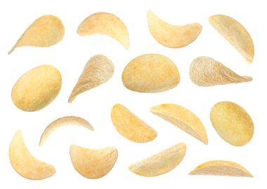 Beyaz arka planda kızarmış gevrek patates yongaları seti