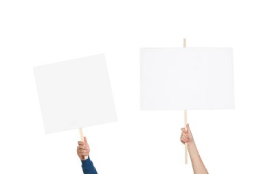Beyaz arka planda boş protesto işaretleri tutan insanlar, yakın plan