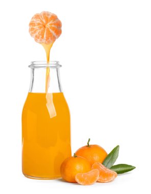 Lezzetli mandalina suyu ve beyaz arka planda taze olgun meyveler.