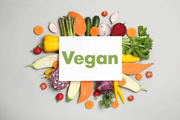 Tarjeta Papel Con Palabra Vegano Verduras Frescas Sobre Fondo Blanco — Foto de Stock