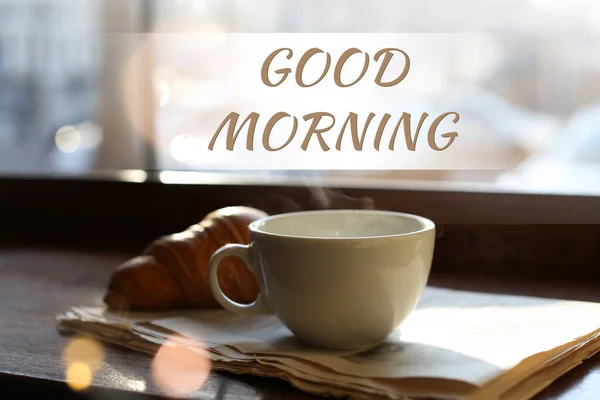 Goedemorgen Heerlijke Koffie Krant Croissant Bij Het Raam Binnen — Stockfoto