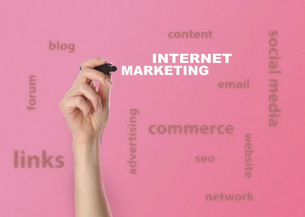 Internet Marketing Vrouw Met Stift Verschillende Woorden Roze Achtergrond Close — Stockfoto