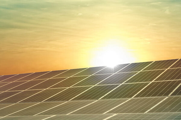 Солнечные панели установлены на открытом воздухе. Альтернативный источник энергии