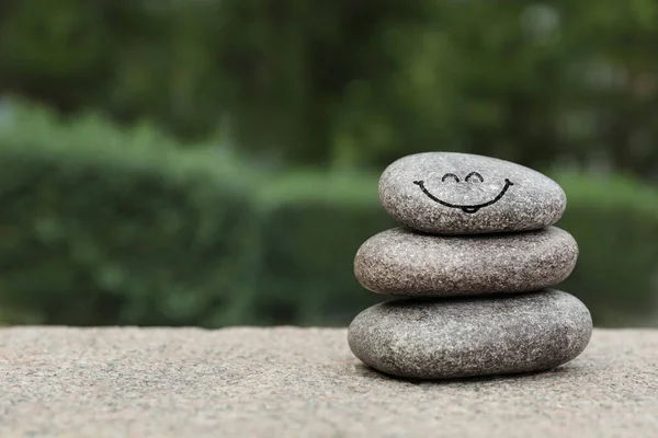 Steinstapel Mit Gezeichnetem Glücklichen Gesicht Freien Platz Für Text Sei — Stockfoto