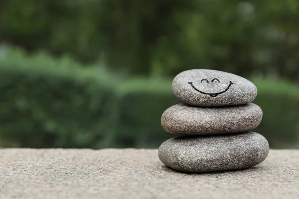 Stack Stones Drawn Happy Face Outdoors Space Text Harmony Enjoying — Stock Fotó