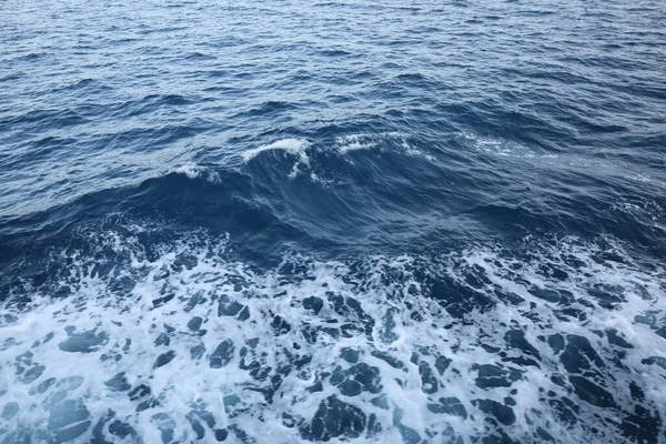 Oppervlakte Van Prachtig Zeewater Met Schuim Als Achtergrond — Stockfoto