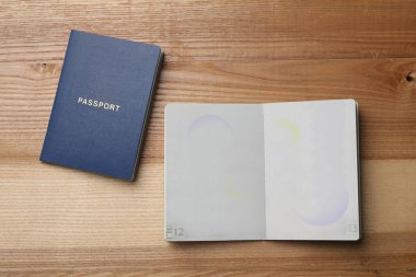 Tahta masada boş pasaportlar, düz yatış.