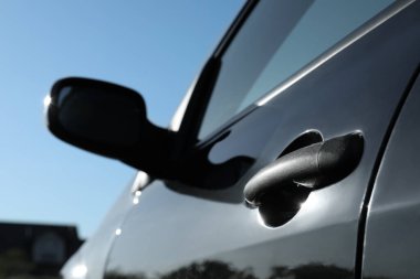 Kapısı açık araba, yakın görüş.