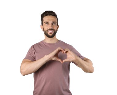 Mutlu adam, elleri beyaz arka planda kalp yapıyor.