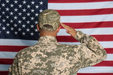 Amerika Birleşik Devletleri bayrağına karşı üniformalı asker