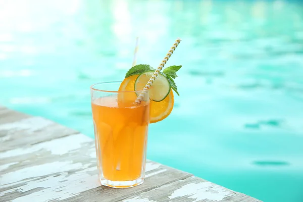 Verfrissende Cocktail Buurt Van Het Buitenzwembad Zonnige Dag Ruimte Voor — Stockfoto