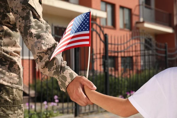 Soldat Und Sein Kleiner Sohn Mit Amerikanischer Flagge Händchen Haltend — Stockfoto