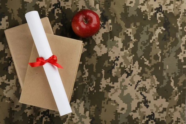 Libros Manzana Diploma Sobre Fondo Camuflaje Disposición Plana Con Espacio — Foto de Stock