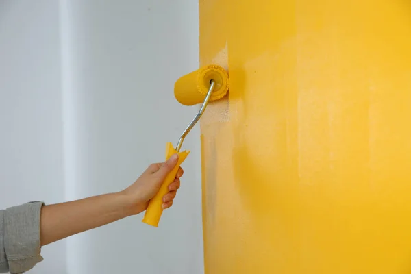 Mulher Pintando Parede Branca Com Tinta Amarela Close Renovação Interior — Fotografia de Stock