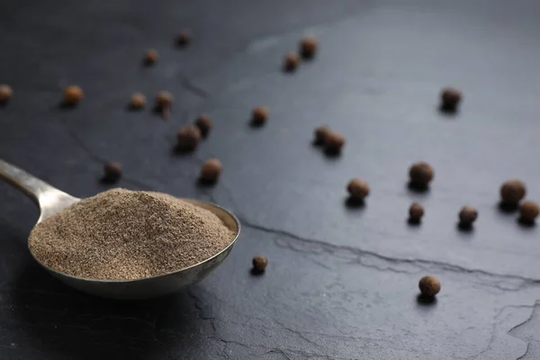 Ground Svartpeppar Och Korn Svart Bord Närbild — Stockfoto