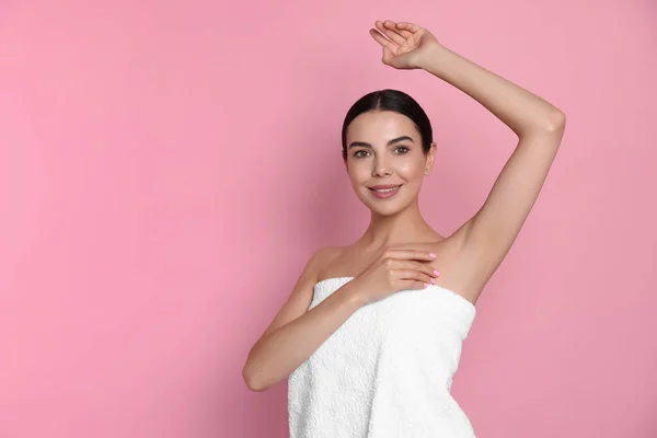 Mujer Joven Mostrando Piel Lisa Después Depilación Sobre Fondo Rosa — Foto de Stock