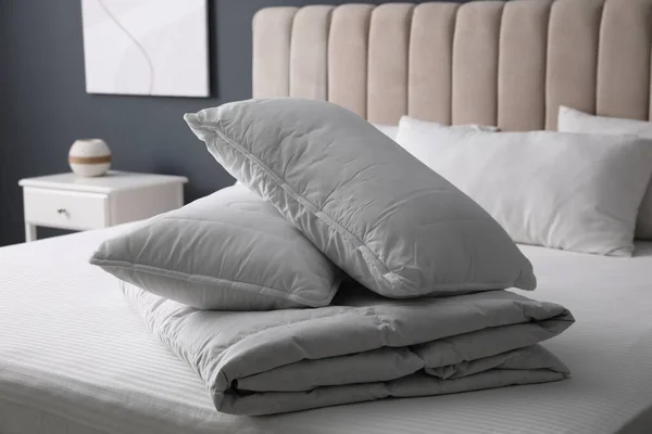 Мягкое Сложенное Одеяло Подушки Кровати Помещении — стоковое фото