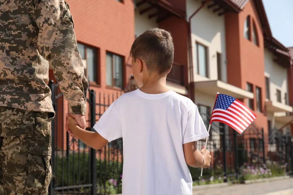 Soldado Hijo Pequeño Con Bandera Americana Aire Libre Vista Trasera —  Fotos de Stock