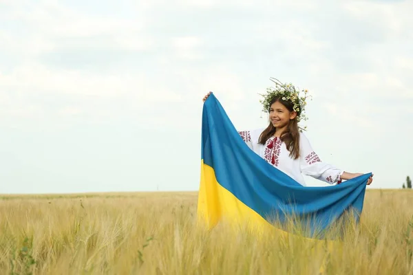 Szczęśliwa Dziewczynka Flagą Narodową Ukrainy Polu Pszenicy Miejsce Tekst — Zdjęcie stockowe