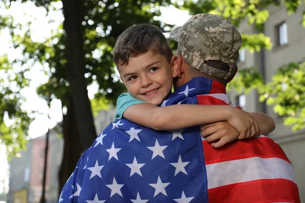 Katona Zászlóval Usa Kisfia Ölelkeznek Szabadban — Stock Fotó