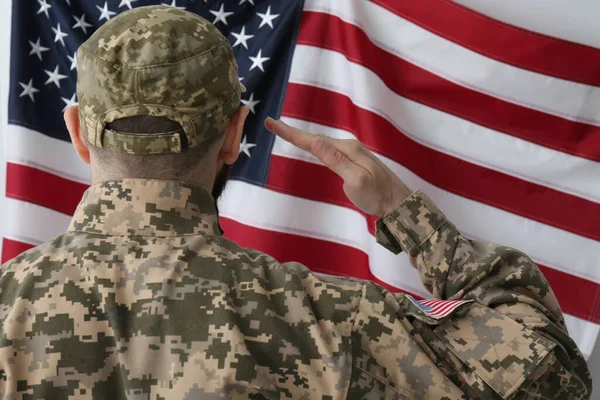 制服を着た兵士と白地にアメリカ国旗を背景に — ストック写真