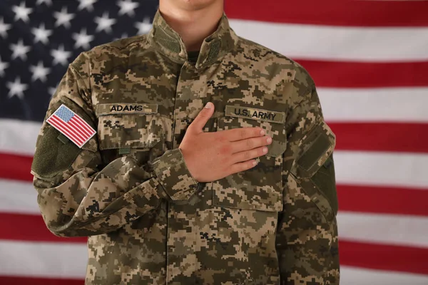 Mężczyzna Żołnierz Amerykańska Flaga Tle Zbliżenie Służba Wojskowa — Zdjęcie stockowe