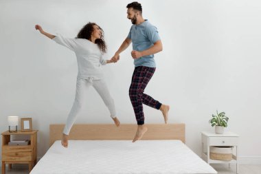 Mutlu çift yataklarında rahat yataklarında zıplayıp duruyor.