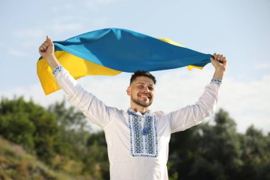 Vyshyvanka 'da Ukrayna bayrağı taşıyan bir adam.