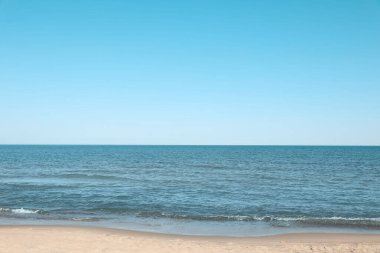 Güneşli bir günde mavi gökyüzünün altındaki güzel deniz manzarası