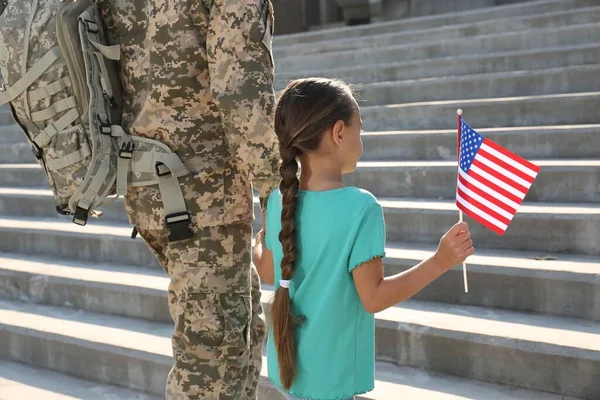 Soldado Sua Filhinha Com Bandeira Americana Livre Dia Dos Veteranos — Fotografia de Stock