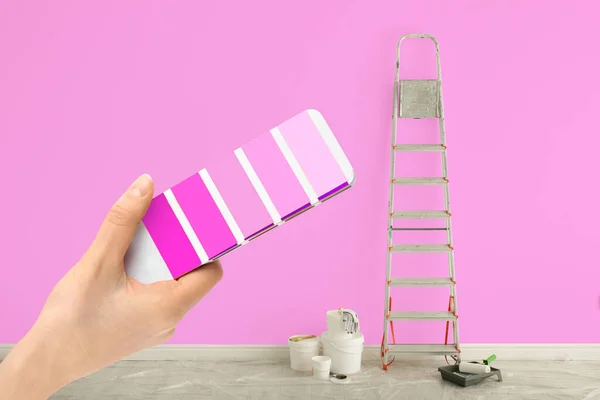 Decorator Holding Color Palette Samples Room Painted Wall Closeup Interior — Fotografia de Stock