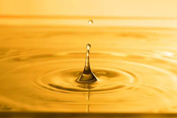 Splash Golden Oily Liquid Drops Background Closeup — Stockfoto