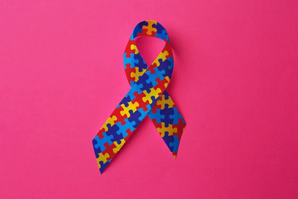 Всесвітній День Аутизму Барвиста Стрічка Головоломка Рожевому Тлі Вид Зверху — стокове фото