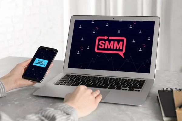 Smm Social Media Marketing Konzept Frau Mit Laptop Und Smartphone — Stockfoto