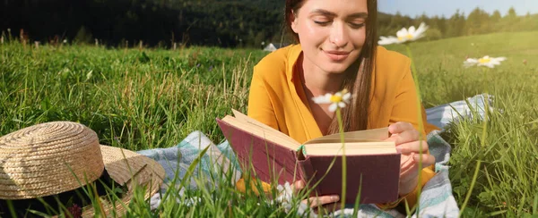 Mooie Jonge Vrouw Die Boek Leest Groene Weide Bergen Banner — Stockfoto